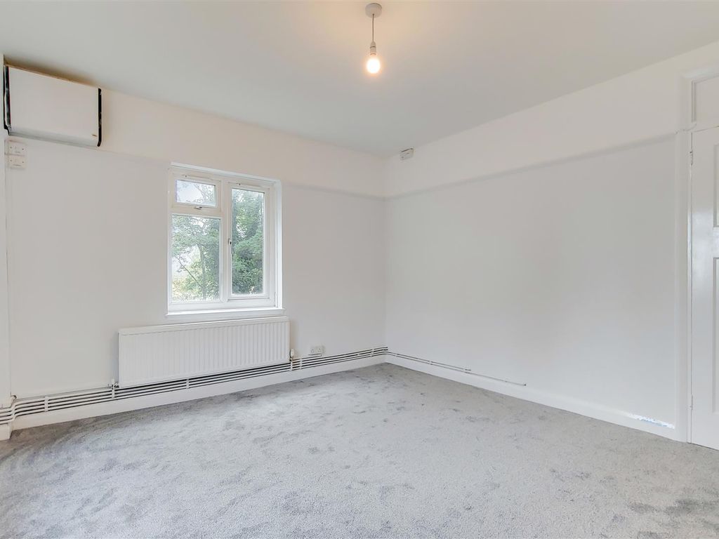 2 bed flat to rent in North End Road, Wembley HA9, £1,700 pcm