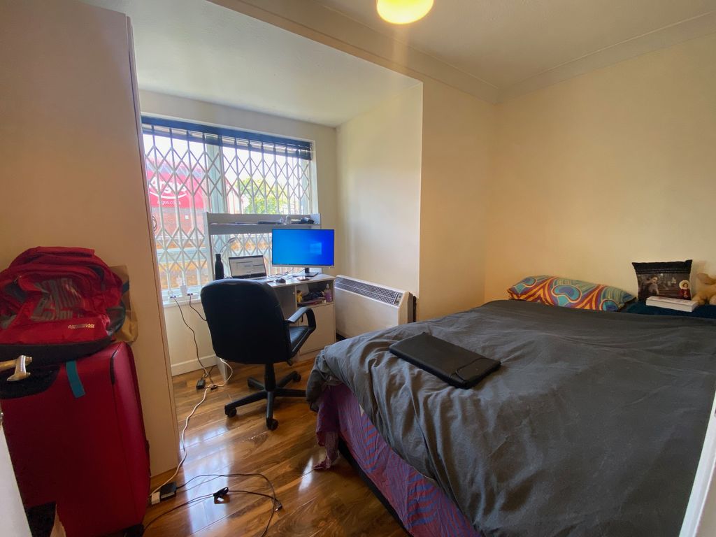 2 bed flat for sale in Chaucer Drive, Bermondsey SE1, £350,000
