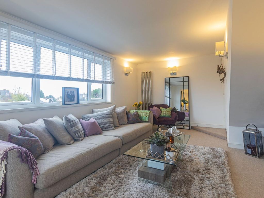 3 bed flat to rent in Victoria Lane, Penarth CF64, £1,350 pcm