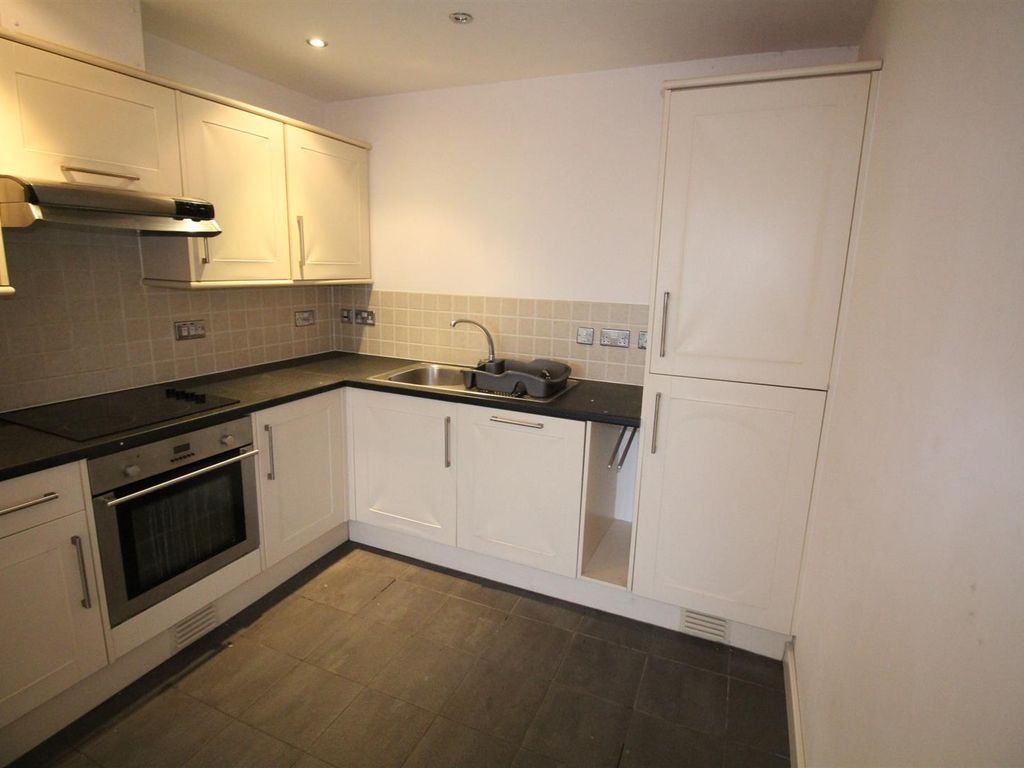 2 bed flat to rent in Bryant Road, Rugby CV23, £750 pcm