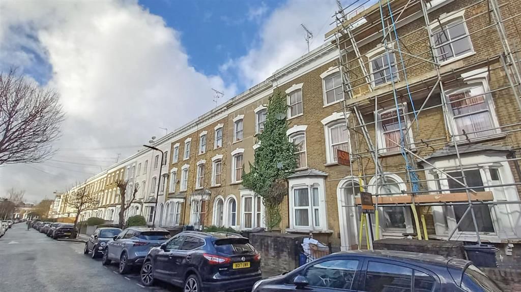2 bed flat for sale in Walford Road, London N16, £195,000