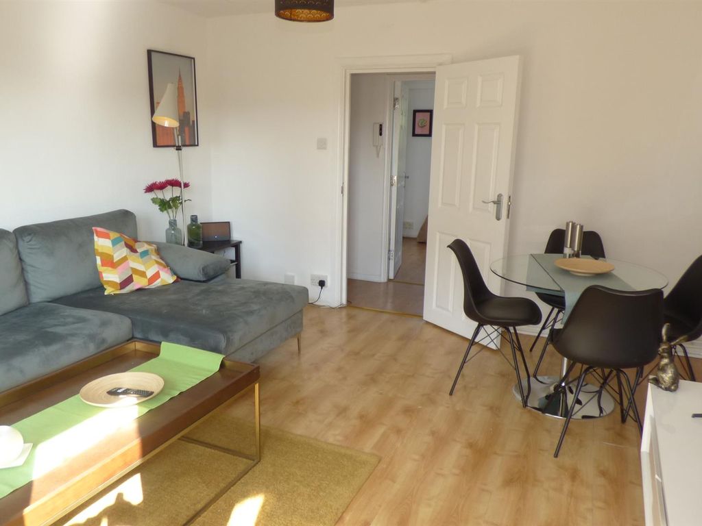 2 bed flat for sale in St. Saviours Estate, London SE1, £419,950