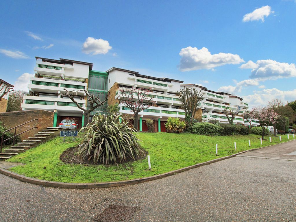 2 bed flat for sale in The Vale, Basildon SS16, £255,000