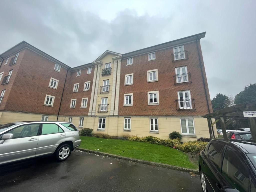 2 bed flat to rent in Brunel Crescent, Swindon SN2, £1,100 pcm