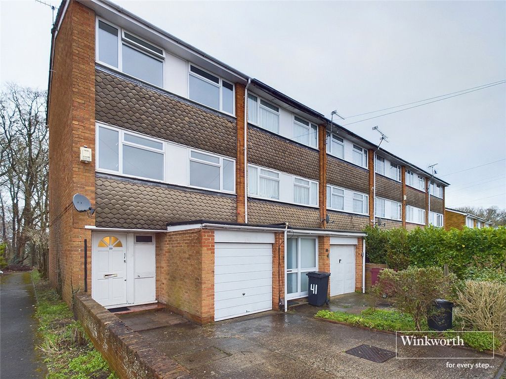 4 bed end terrace house to rent in Elvaston Way, Tilehurst, Reading, Berkshire RG30, £1,800 pcm