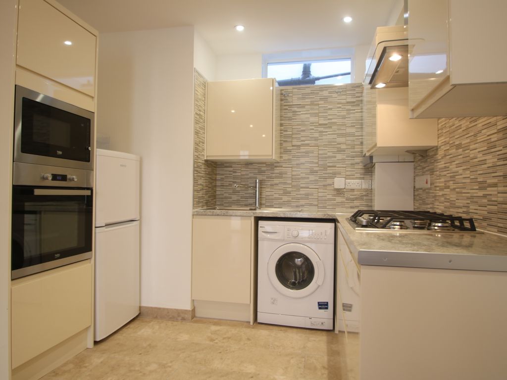 2 bed terraced house to rent in Clarence Mews, Hackney E5, £1,800 pcm