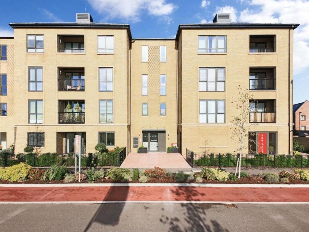 2 bed flat for sale in Lawrence Weaver Road, Cambridge CB3, £415,000