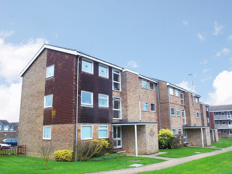 1 bed flat to rent in Adur Valley Court, Towers Road, Upper Beeding, Steyning BN44, £825 pcm