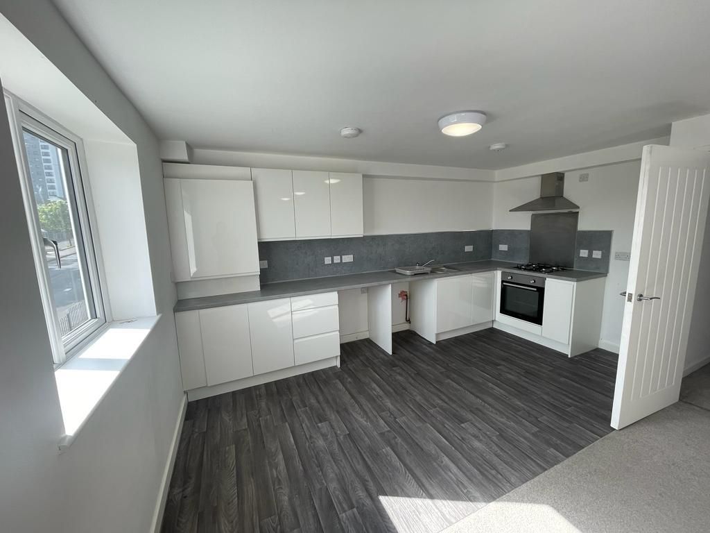 2 bed flat to rent in Sherburn Gardens, Stanks Drive, Leeds LS14, £900 pcm