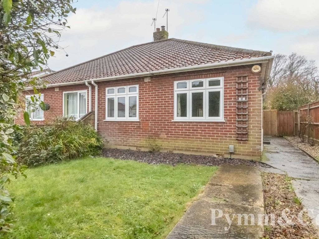 2 bed bungalow for sale in Thorpe St Andrew, Norwich NR7, £275,000