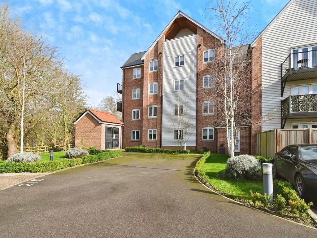 2 bed flat for sale in Waterside Drive, Ditchingham, Bungay NR35, £210,000