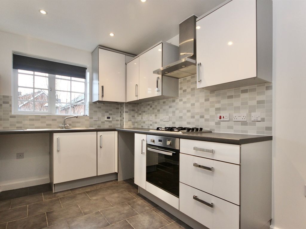 2 bed flat for sale in Wroughton Road, Wendover, Aylesbury HP22, £265,000