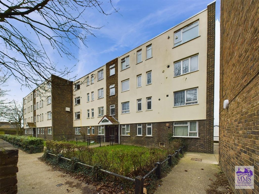 2 bed flat for sale in Humber Crescent, Strood, Rochester ME2, £185,000