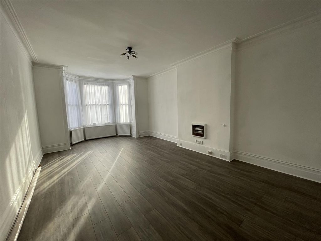 3 bed flat to rent in Compayne Gardens, South Hampstead NW6, £3,300 pcm
