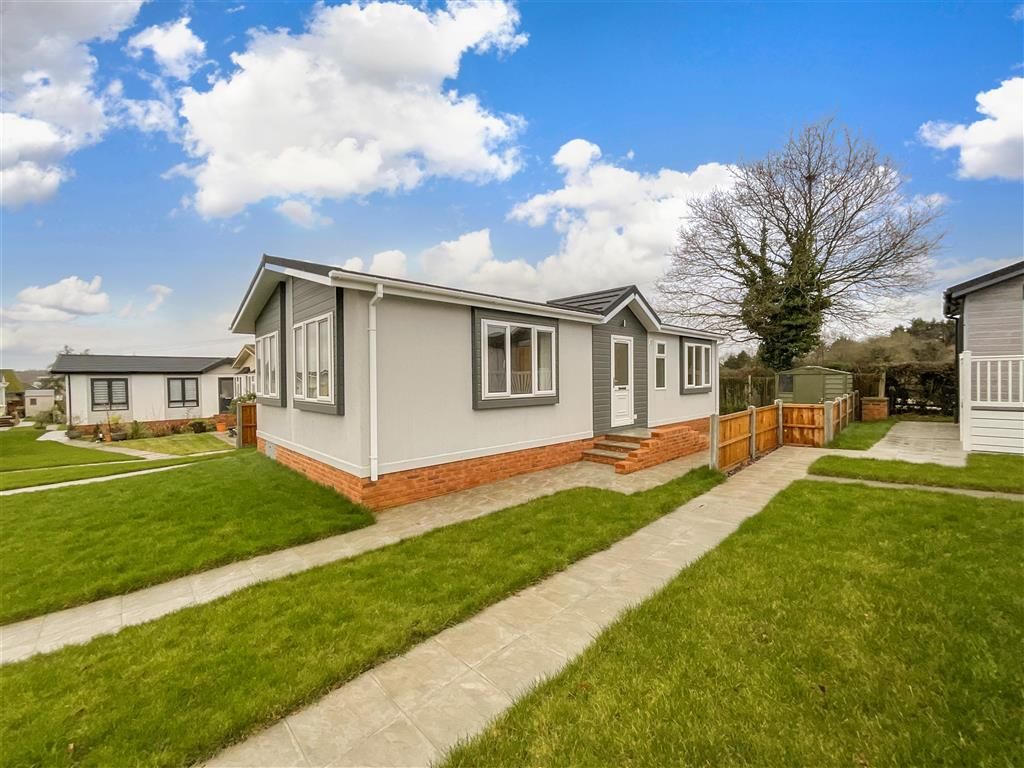 2 bed mobile/park home for sale in London Road, Abridge, Romford, Essex RM4, £320,000
