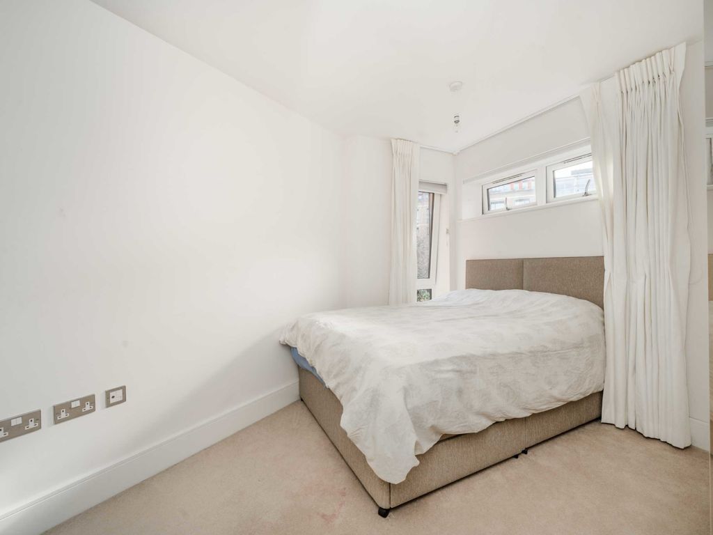 2 bed flat to rent in Bute Gardens, London W6, £3,250 pcm