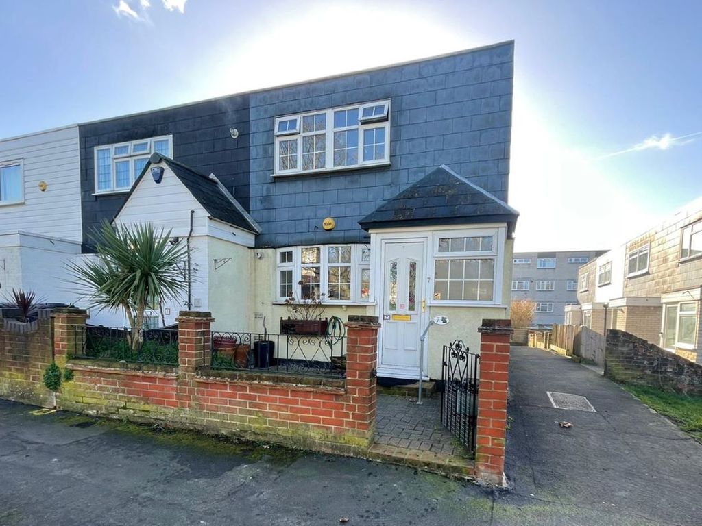 3 bed end terrace house for sale in 7 Highwood Lane, Loughton, Essex IG10, £285,000