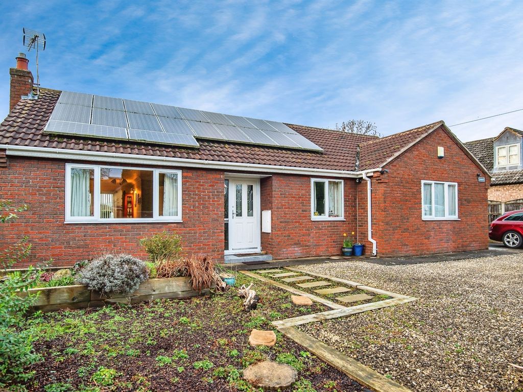 3 bed detached bungalow for sale in Broad Lane, Sykehouse, Goole DN14, £315,000