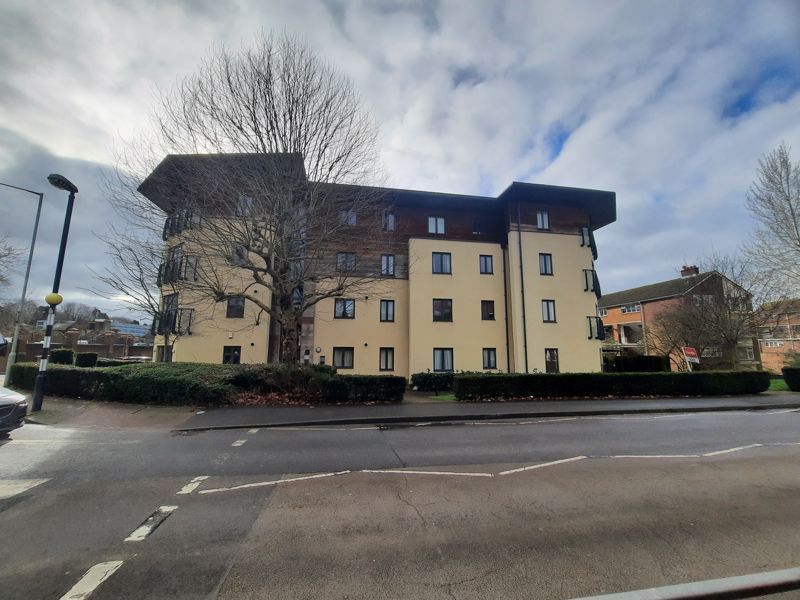 2 bed flat for sale in Queensway Place, Yeovil BA20, £140,000