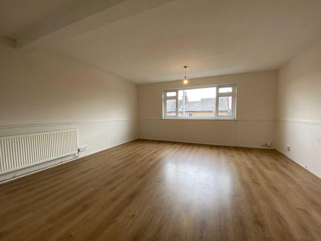 2 bed flat to rent in High Street, Kings Langley WD4, £1,500 pcm