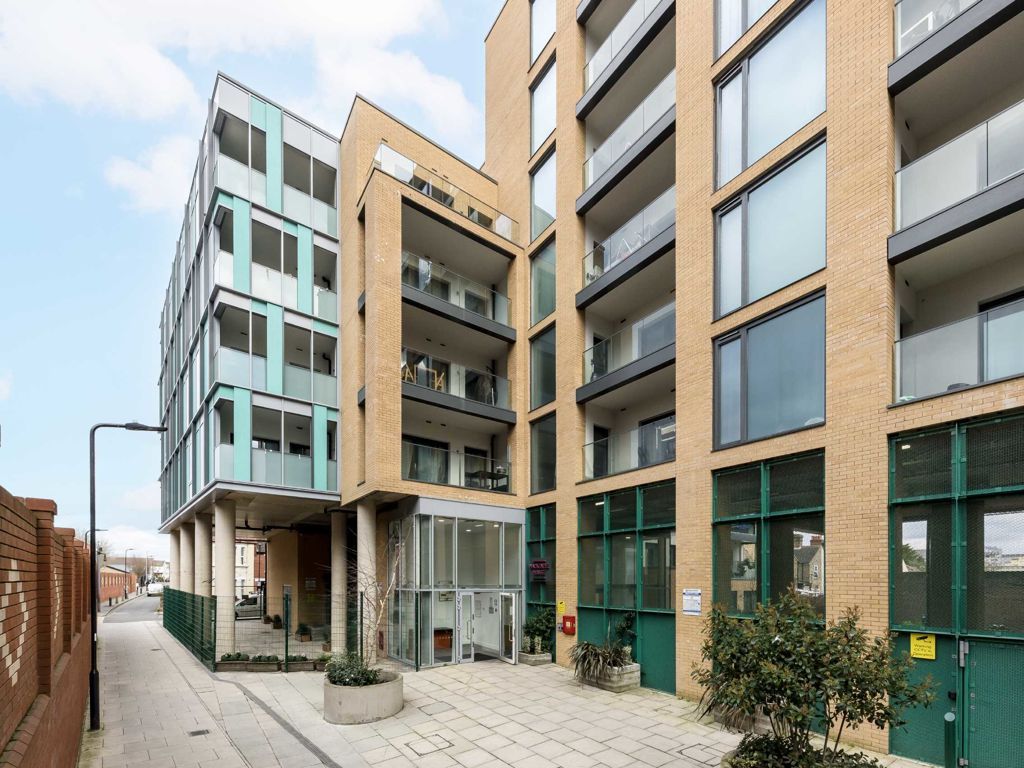 1 bed flat for sale in School Passage, Southall UB1, £339,950