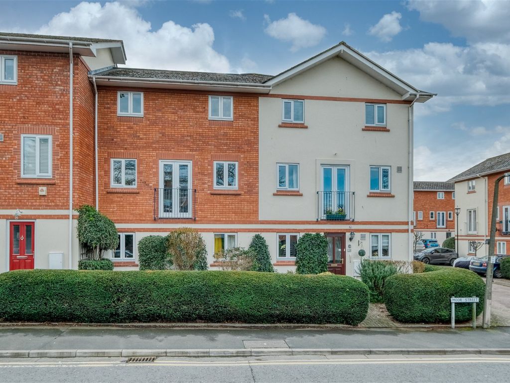 2 bed flat for sale in Moor Street, Worcester WR1, £145,000