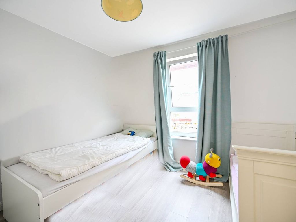 2 bed bungalow to rent in Brinkley Road, Worcester Park KT4, £2,250 pcm