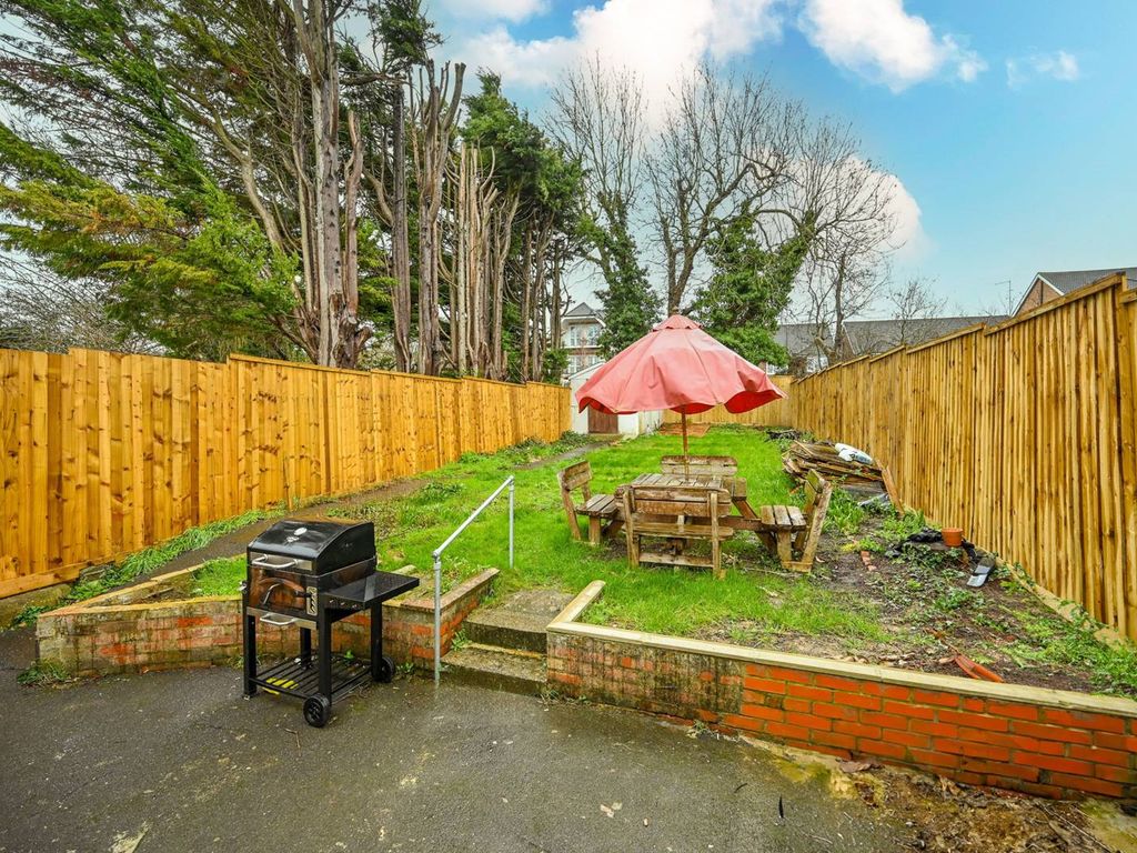 2 bed bungalow to rent in Brinkley Road, Worcester Park KT4, £2,250 pcm