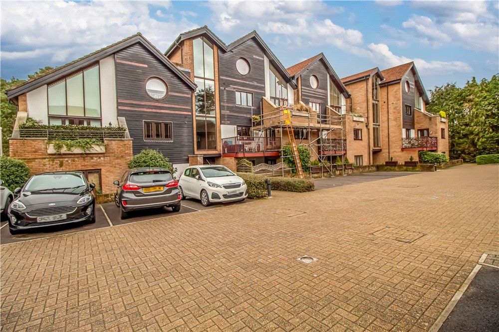 2 bed flat for sale in Ferndown, Dorset BH22, £300,000