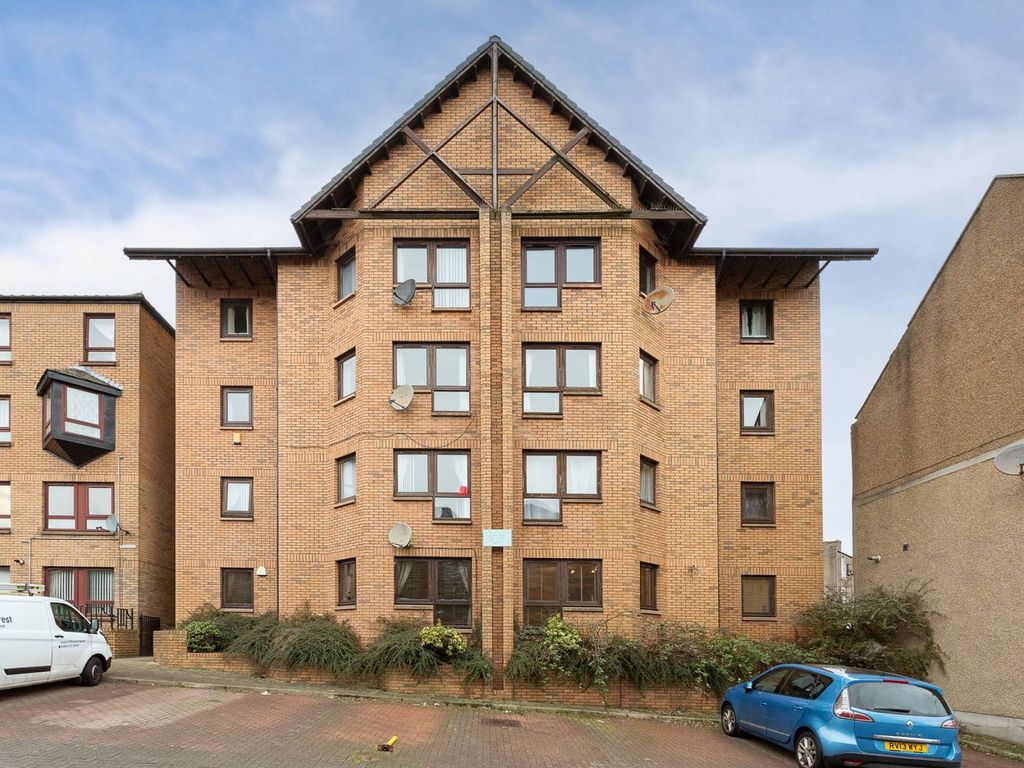 2 bed flat for sale in Mains Road, Dundee DD3, £95,000
