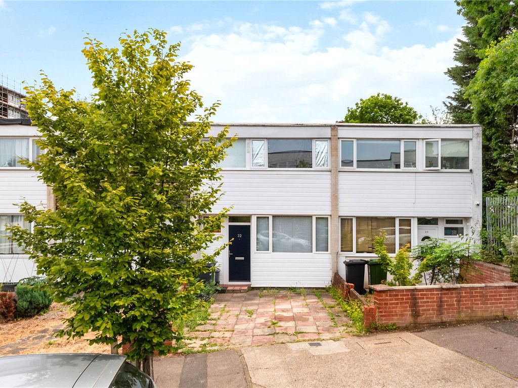 3 bed detached house for sale in Bampton Road, London SE23, £650,000