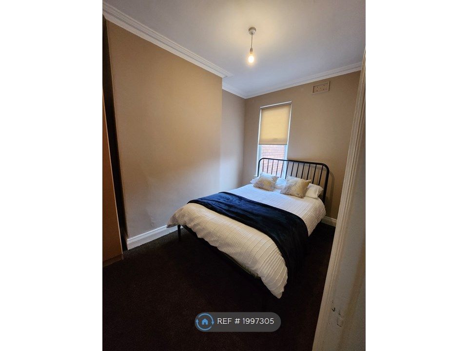 Room to rent in Cregagh Road, Belfast BT6, £550 pcm