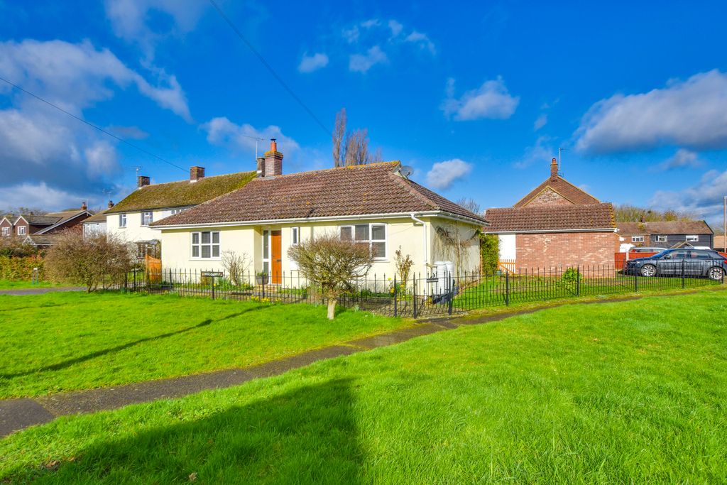 2 bed detached bungalow for sale in Gepps Close, High Easter, Chelmsford CM1, £375,000