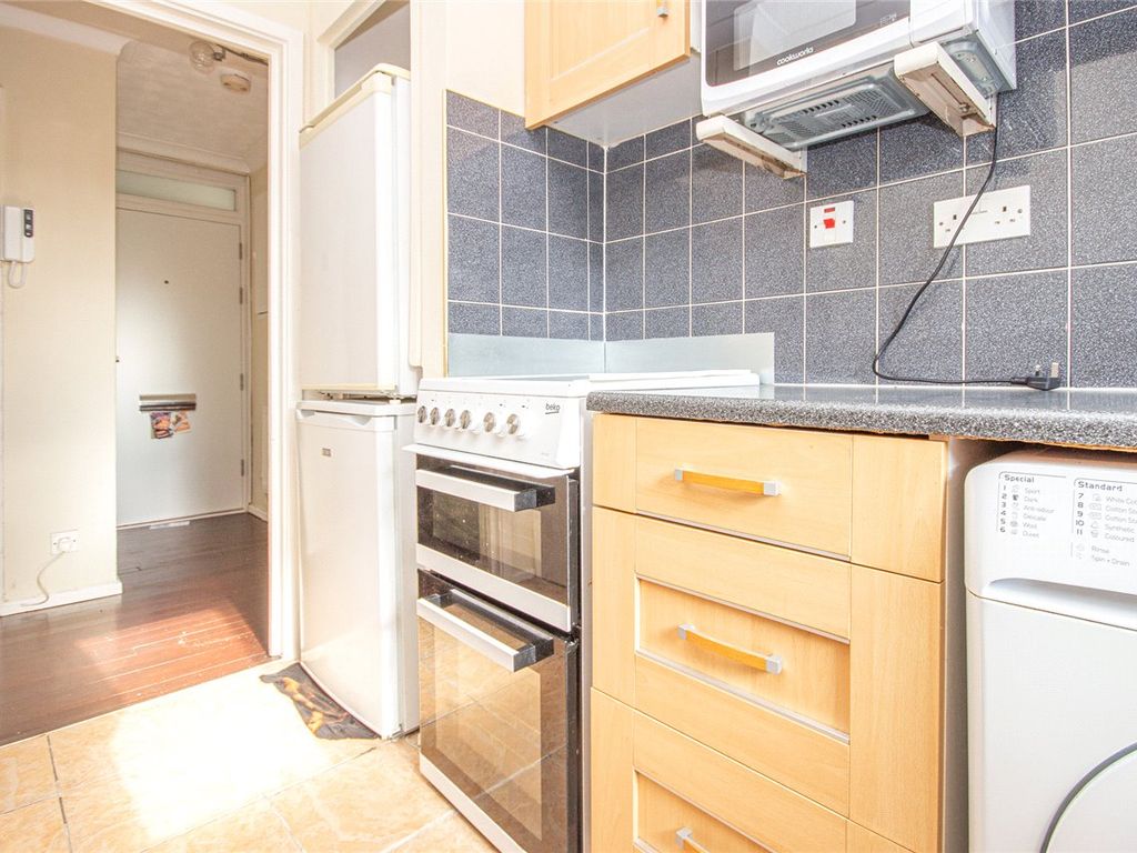 1 bed flat for sale in Hollybush House, Hollybush Lane, Welwyn Garden City, Hertfordshire AL7, £180,000