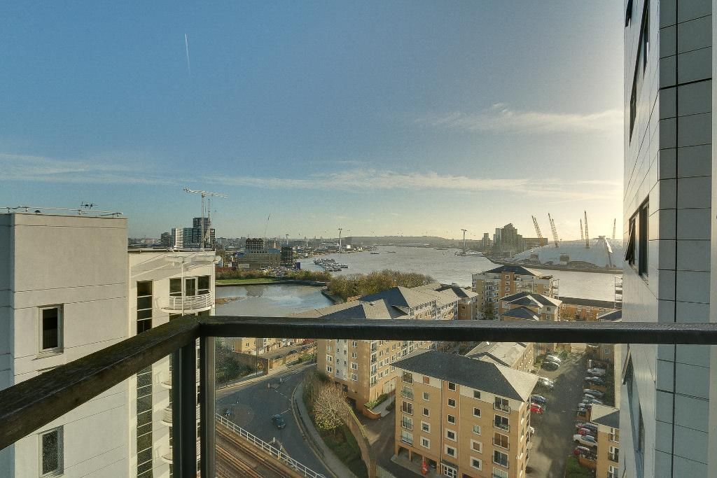 1 bed flat for sale in Neutron Tower, 6 Blackwall Way, Docklands, London E14, £400,000