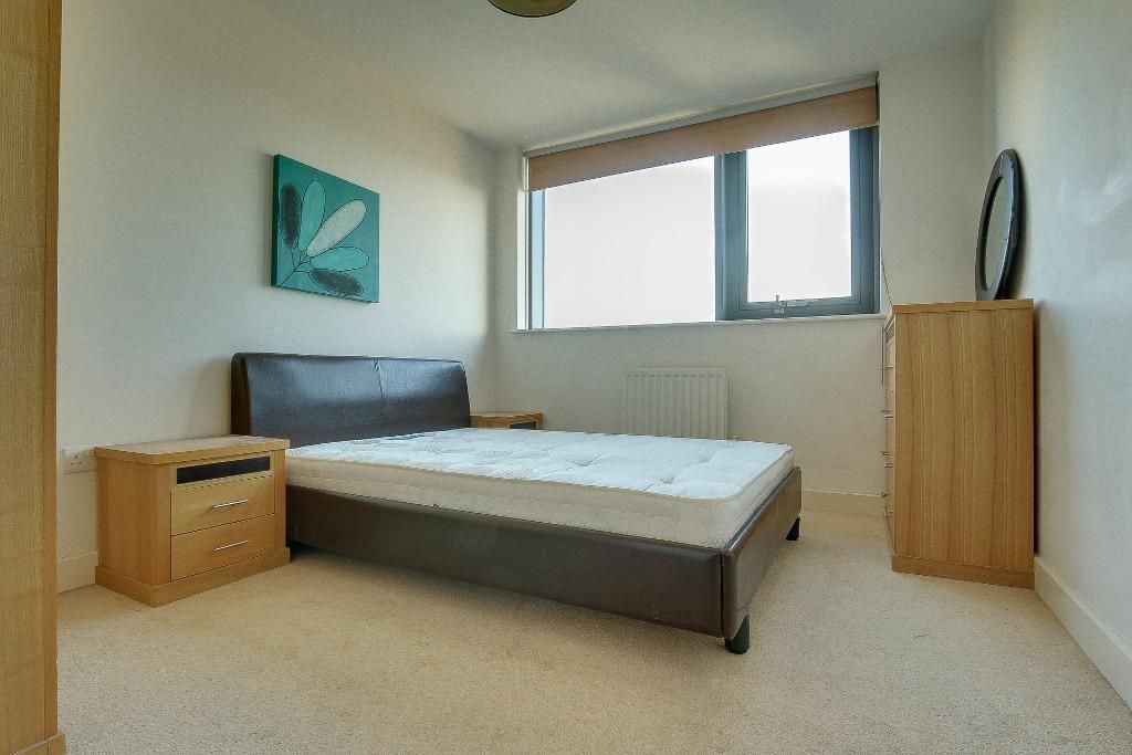 1 bed flat for sale in Neutron Tower, 6 Blackwall Way, Docklands, London E14, £400,000