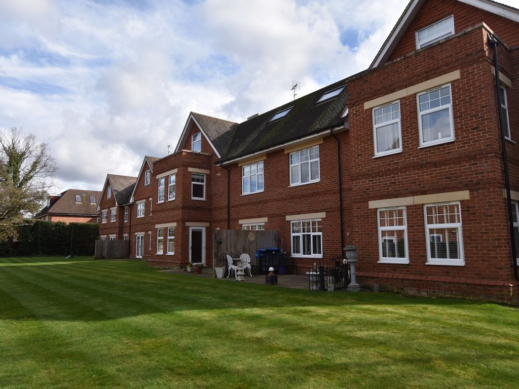 1 bed flat for sale in Crossways, St Marks Road, Binfield, Bracknell RG42, £285,000