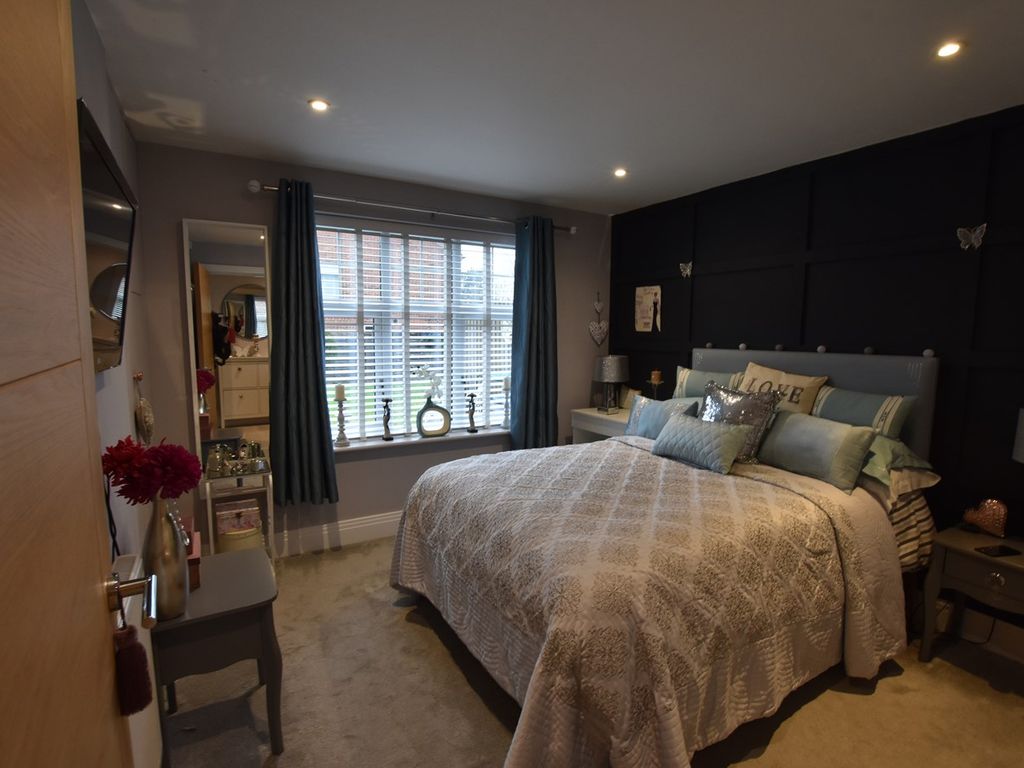 1 bed flat for sale in Crossways, St Marks Road, Binfield, Bracknell RG42, £285,000