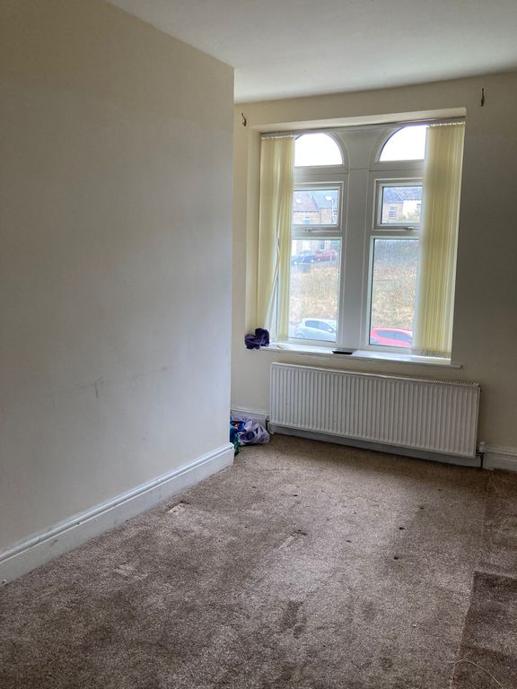 2 bed flat to rent in Otley Road, Bradford BD3, £725 pcm