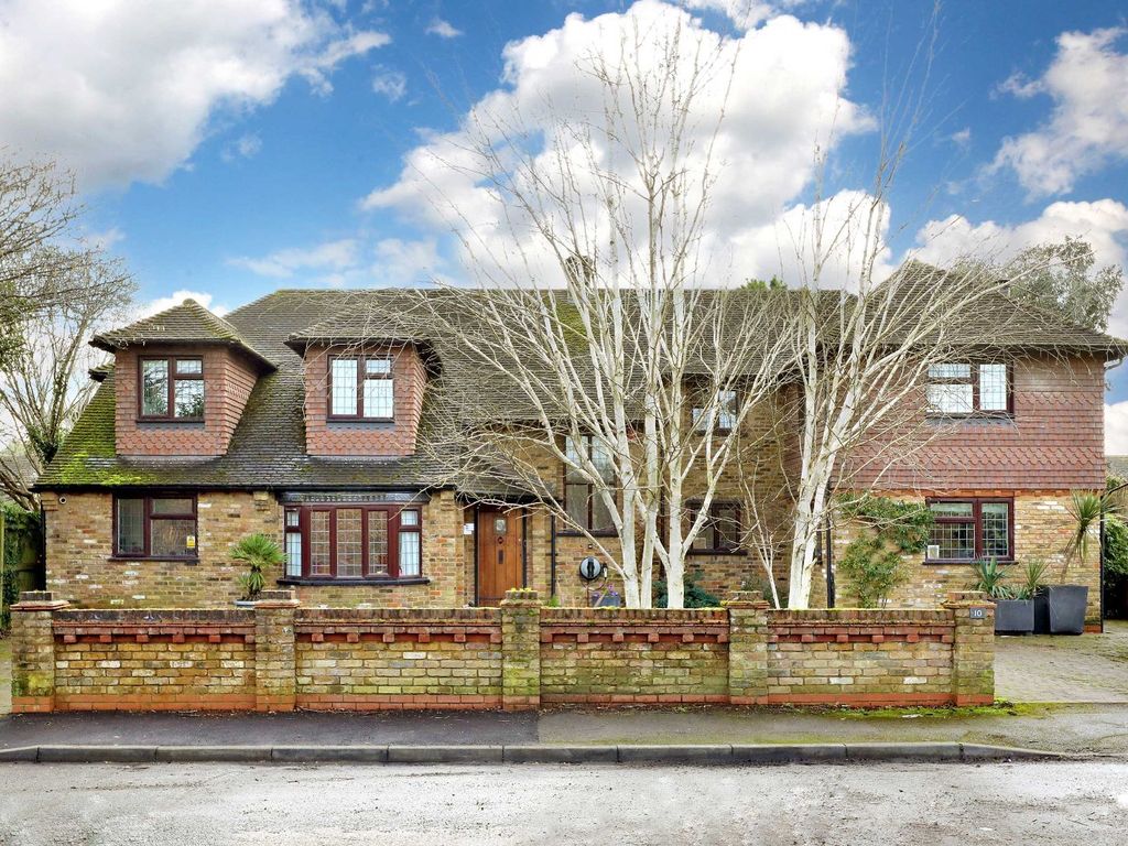 5 bed detached house for sale in Frensham Walk, Farnham Common SL2, £1,095,000