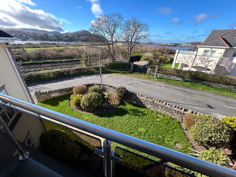 2 bed flat for sale in Albert Drive, Deganwy, Conwy LL31, £265,000