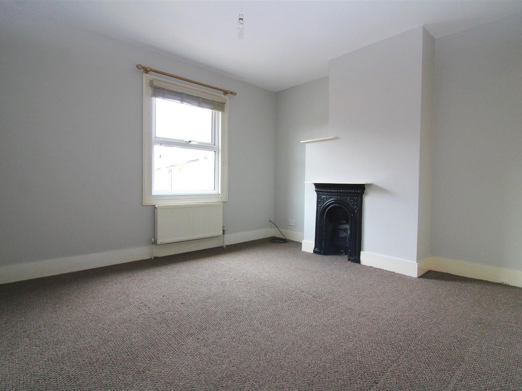 2 bed terraced house to rent in Cardiff Road, Reading RG1, £1,500 pcm