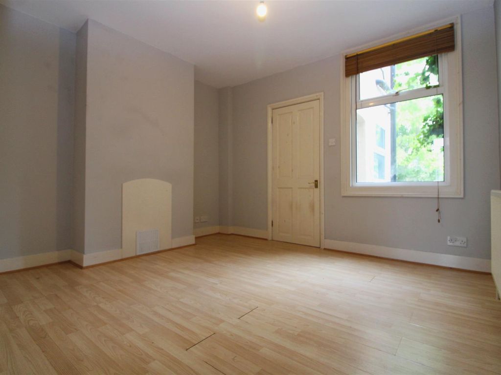 2 bed terraced house to rent in Cardiff Road, Reading RG1, £1,500 pcm
