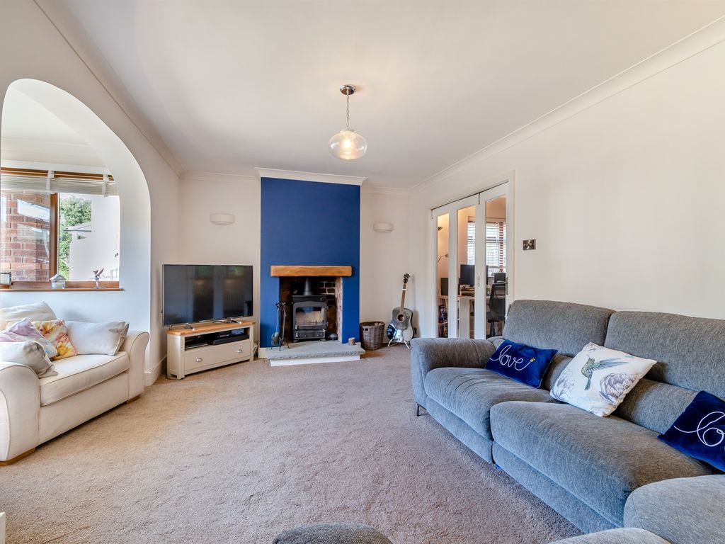 3 bed end terrace house for sale in Rutland Road, Stamford PE9, £365,000