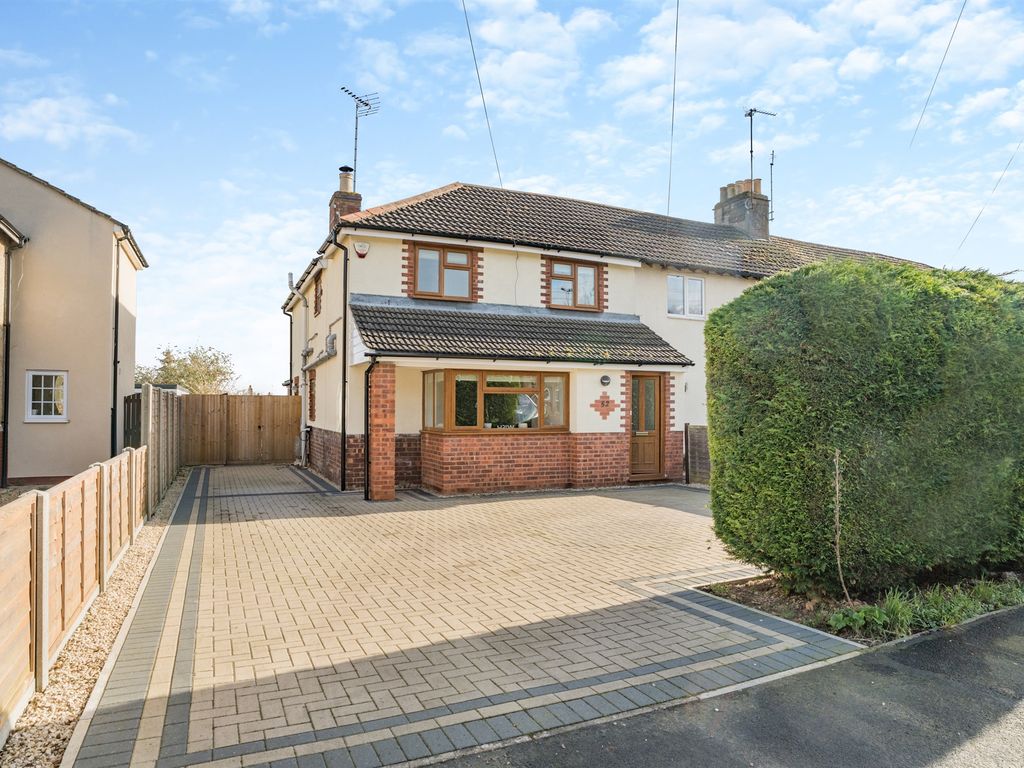 3 bed end terrace house for sale in Rutland Road, Stamford PE9, £365,000