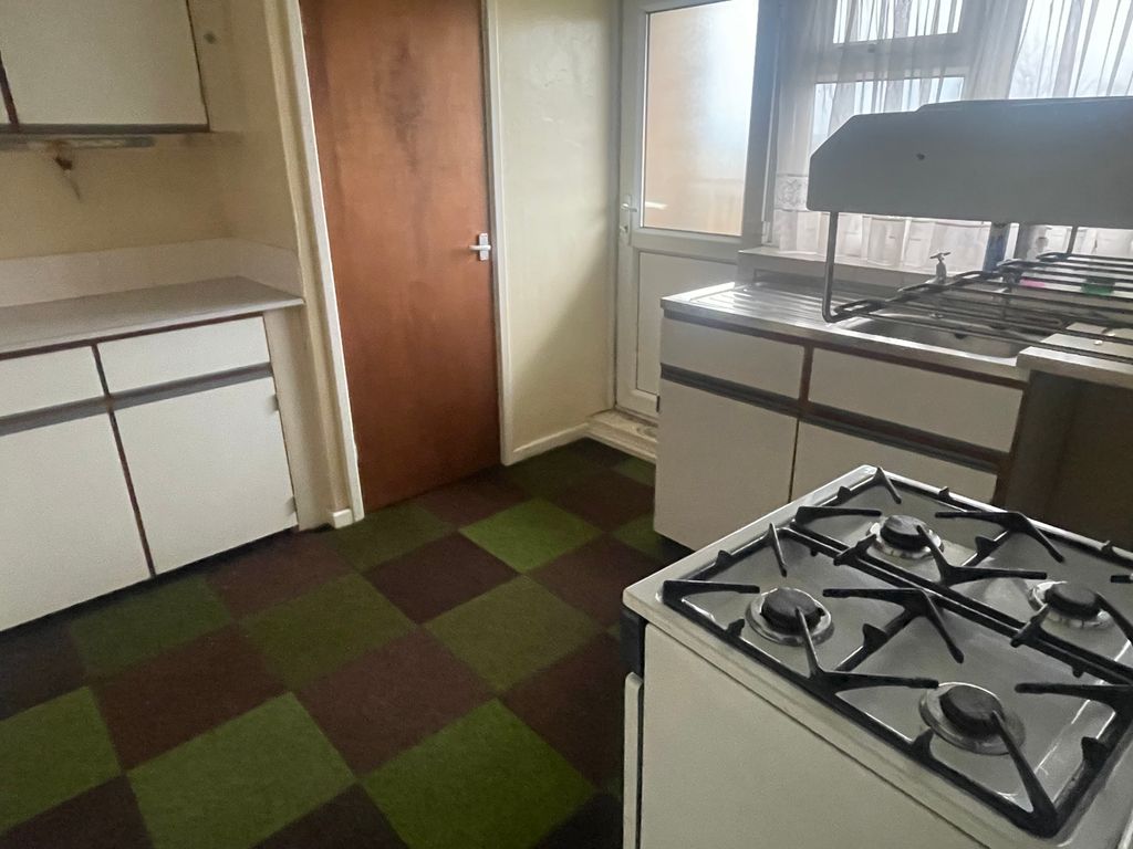 2 bed flat for sale in Winterhill Road, Rotherham S61, £70,000
