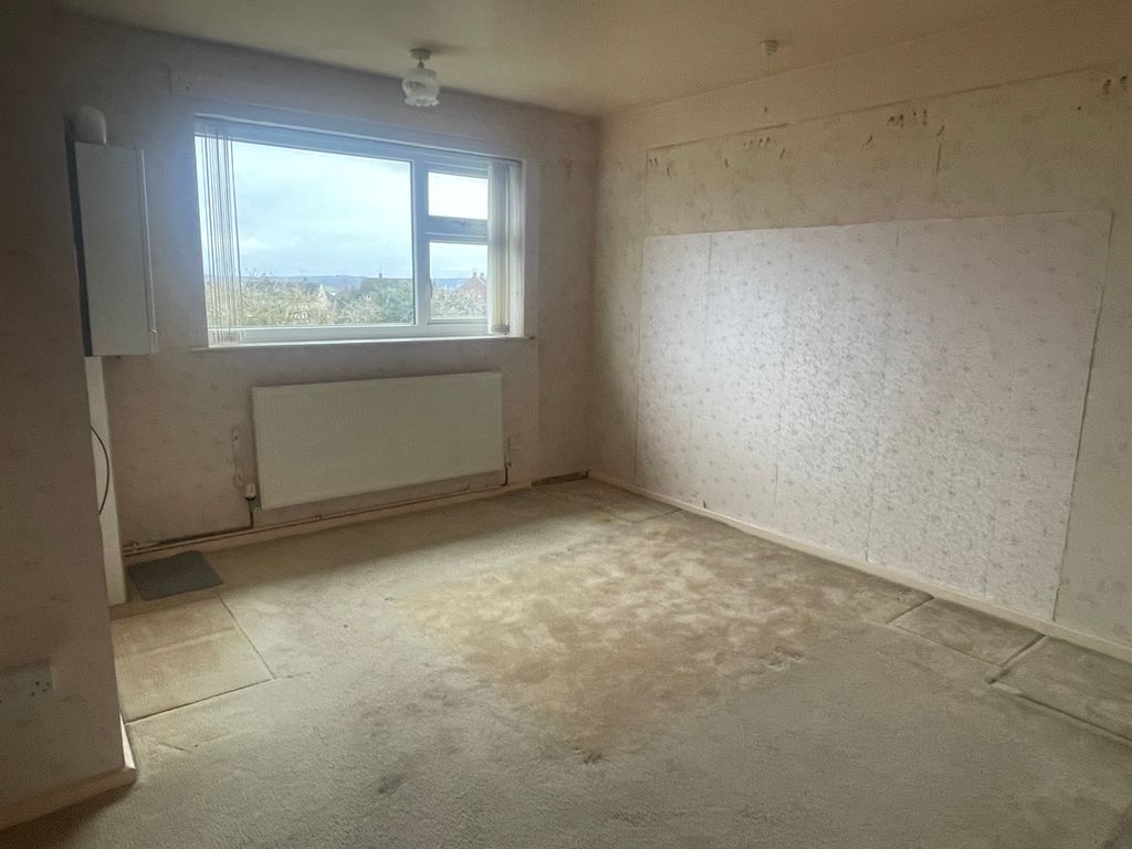 2 bed flat for sale in Winterhill Road, Rotherham S61, £70,000