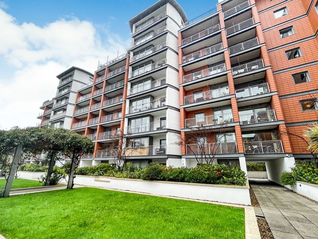 1 bed flat for sale in 67 Holland Gardens, Brentford, Middlesex TW8, £250,000
