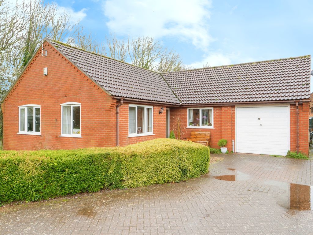 3 bed bungalow for sale in Edwards Close, Halvergate, Norwich, Norfolk NR13, £375,000