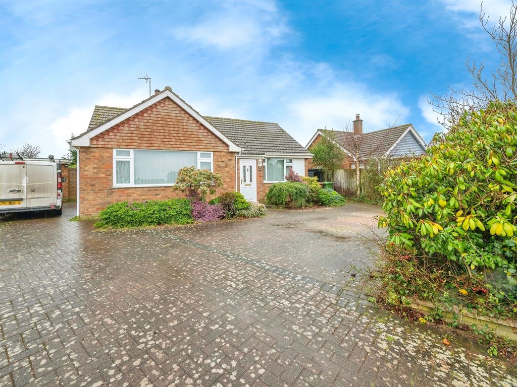 2 bed detached bungalow for sale in Lawn Close, Knapton, North Walsham NR28, £325,000